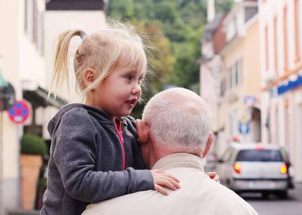 Dědeček držící svou vnučku — Stock fotografie