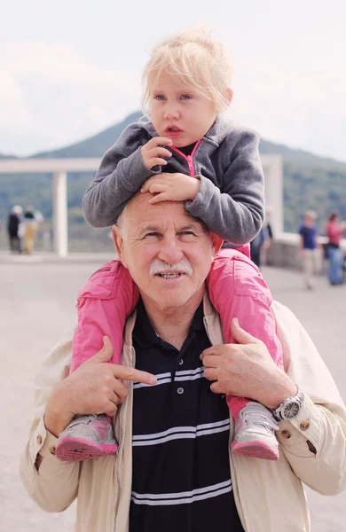 Abuelo sosteniendo a su nieta — Foto de Stock