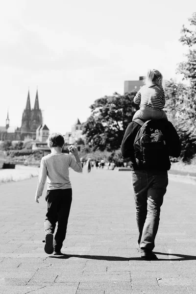 Vader met twee kinderen — Stockfoto