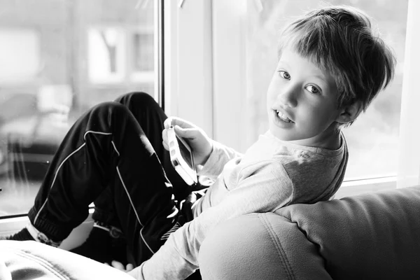 Niño usando un teléfono móvil —  Fotos de Stock