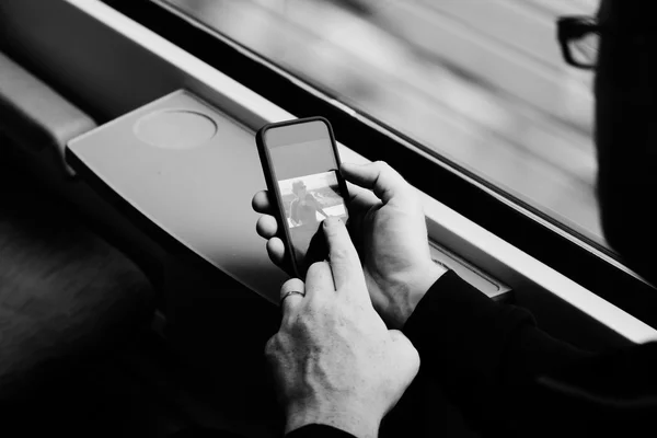 Ręce człowieka za pomocą telefonów komórkowych — Zdjęcie stockowe