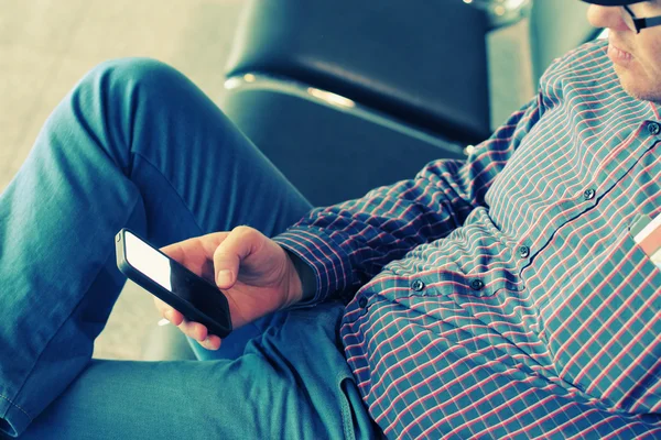 Hombre usando el teléfono celular — Foto de Stock