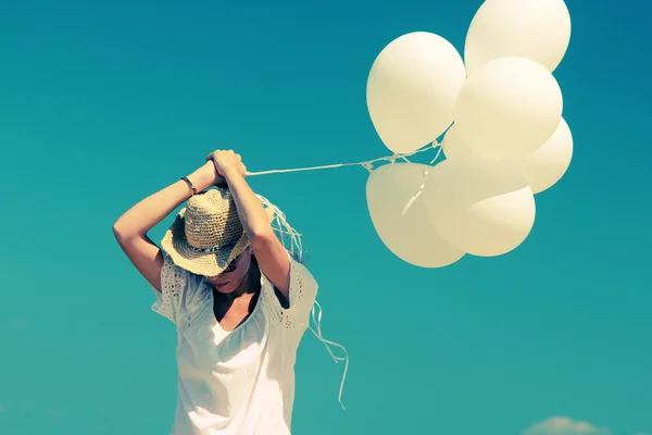 Kvinna med vita ballonger — Stockfoto