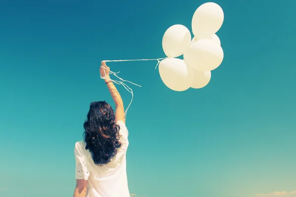 Frau mit weißen Luftballons — Stockfoto