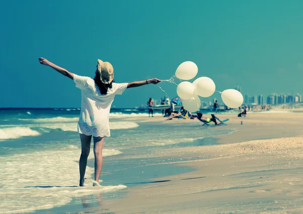 Femme avec des ballons blancs — Photo