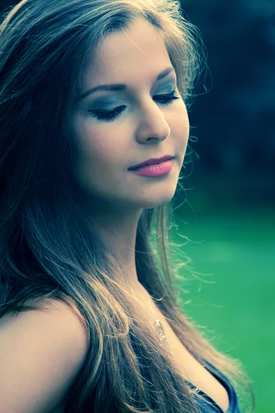 Brunette teenage girl — Stock Photo, Image