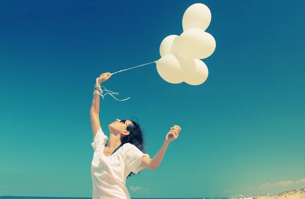 Femme avec des ballons blancs — Photo