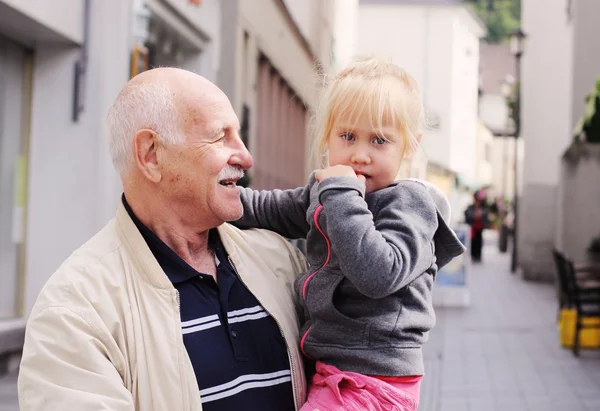 Abuelo sosteniendo a su nieta — Foto de Stock