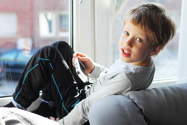 Ragazzo che utilizza un telefono cellulare — Foto Stock