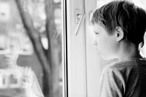 Αγόρι ψάχνει μέσα από το παράθυρο — Φωτογραφία Αρχείου