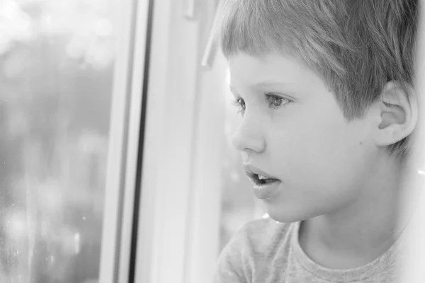 Rapaz a olhar pela janela — Fotografia de Stock