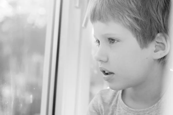 Ragazzo che guarda attraverso la finestra — Foto Stock