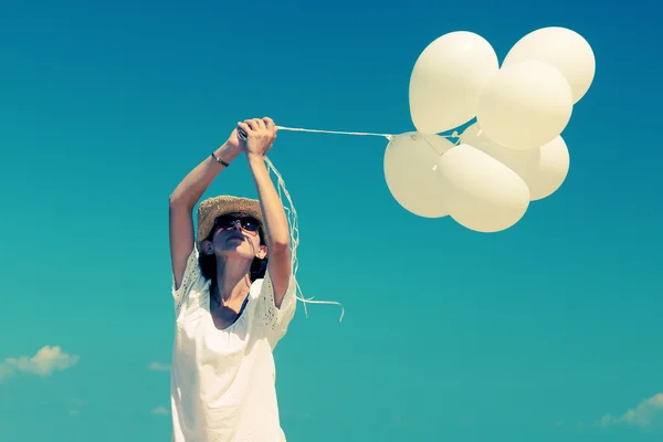 Frau mit weißen Luftballons — Stockfoto