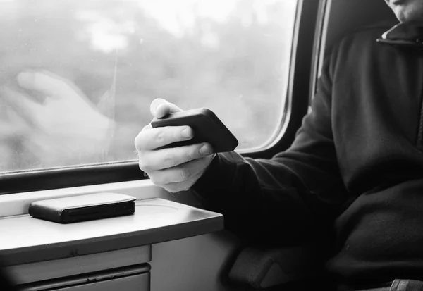 Les mains de l'homme utilisant un téléphone portable — Photo