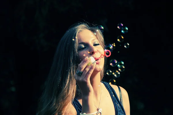 Girl blowing bubbles — Stock Photo, Image