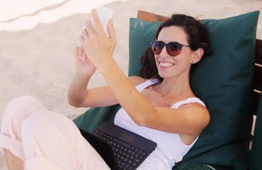 Kadın selfie çekiyor..