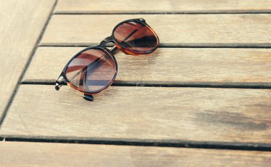 ahşap üzerine güneş gözlüğü