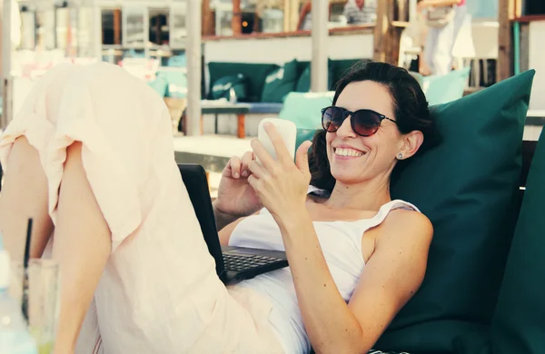 Woman with laptop — Stock Photo, Image