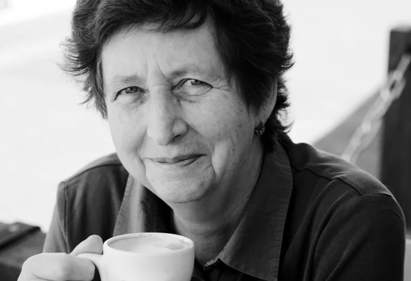 Senior vrouw met koffie — Stockfoto