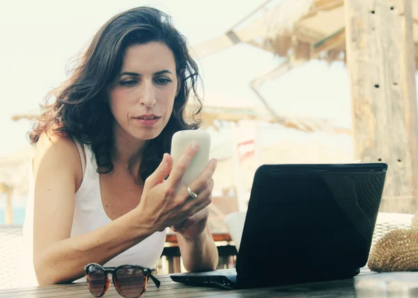 Frau mit Laptop — Stockfoto