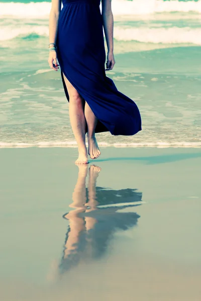 Junge Frau am Strand — Stockfoto