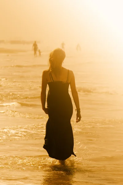 Kumsaldaki genç kadın. — Stok fotoğraf