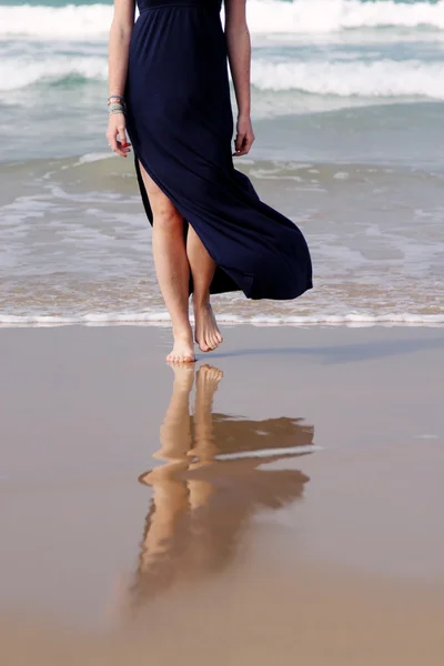 Jonge vrouw op het strand — Stockfoto