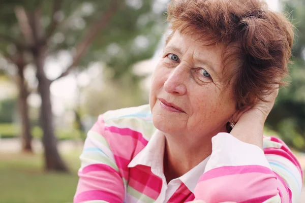 Gelukkig senior vrouw — Stockfoto