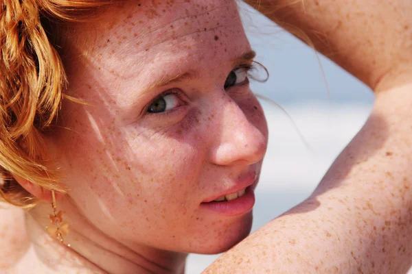 Mulher ruiva na praia — Fotografia de Stock