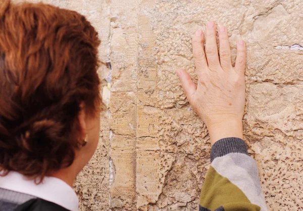 Woman praying near western wall — Stock Photo, Image