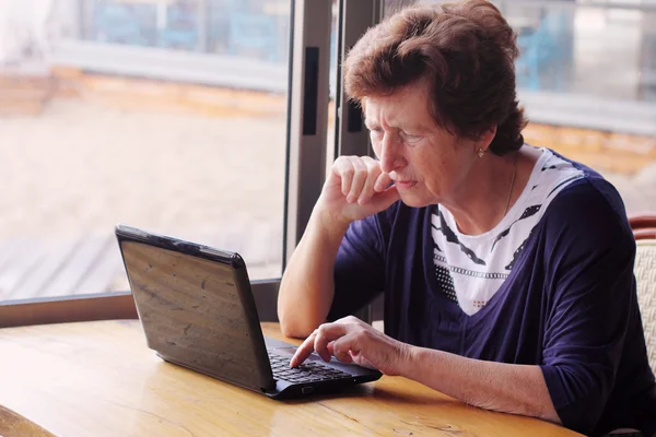 Vrouw met laptop — Stockfoto