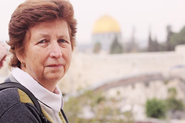 Mulher viajando nas ruas de Jerusalém — Fotografia de Stock