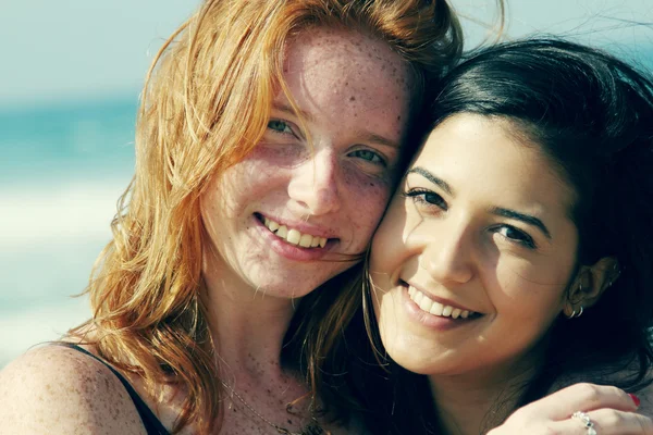 Tiener meisjes op het strand — Stockfoto