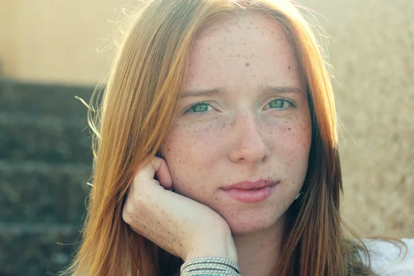 Jeune fille rousse — Photo