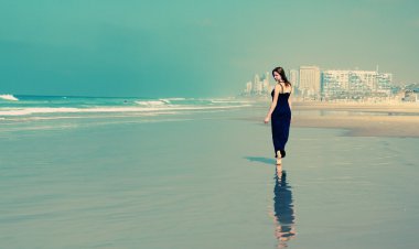 Kumsaldaki genç kadın.