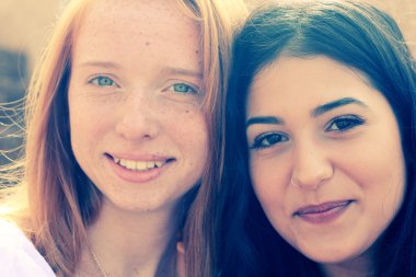 Güzel gülümseyen kız