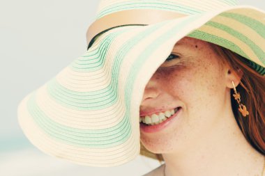 Şapkalı güzel genç Kızıl saçlı kız