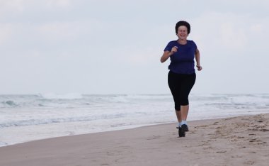 Kumsalda koşan kadın