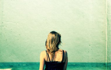 Kumsaldaki genç kadın.