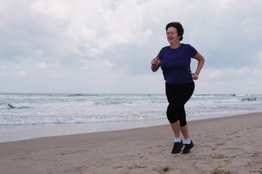 Kumsalda koşan kadın