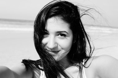 Sahilde gülümseyen güzel kız