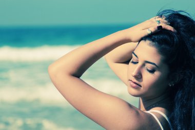 Kumsaldaki genç kadın.