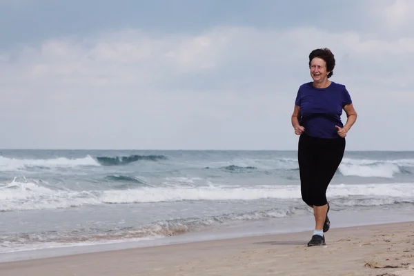 浜を走る女 — ストック写真