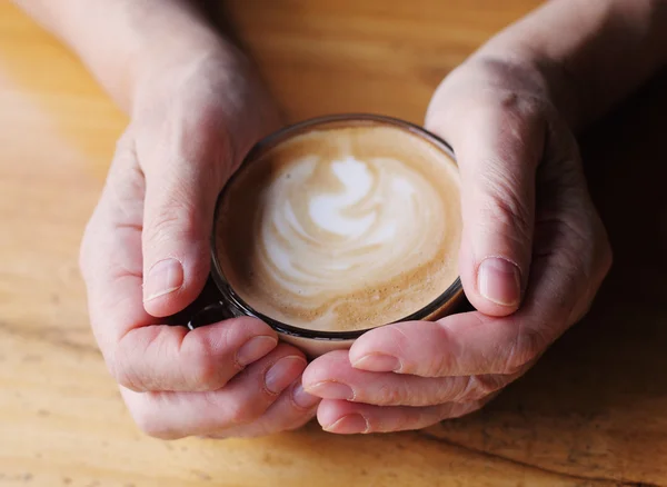 Tasse Kaffee in der Hand — Stockfoto