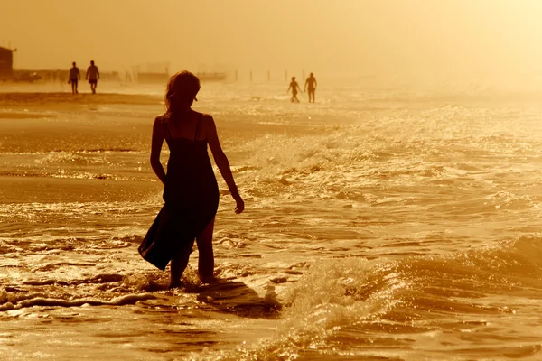 Jeune femme à la plage — Photo