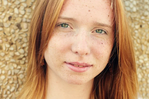 Küçük kızıl saçlı kız