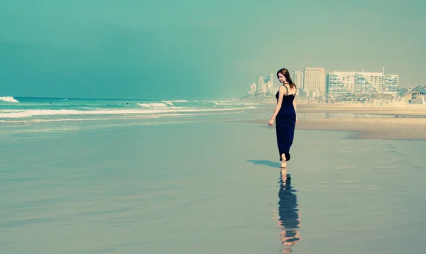 Jeune femme à la plage — Photo