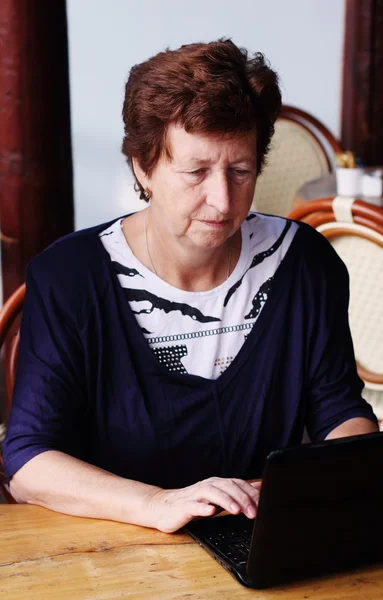 Vrouw met laptop — Stockfoto