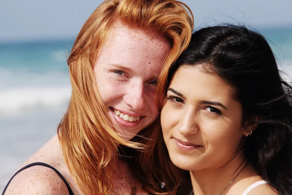 Teenage girlfriends on the beach — Stock Photo, Image