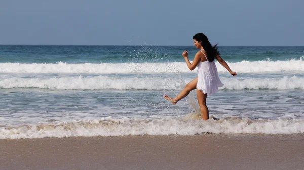 Jeune femme à la plage — Photo